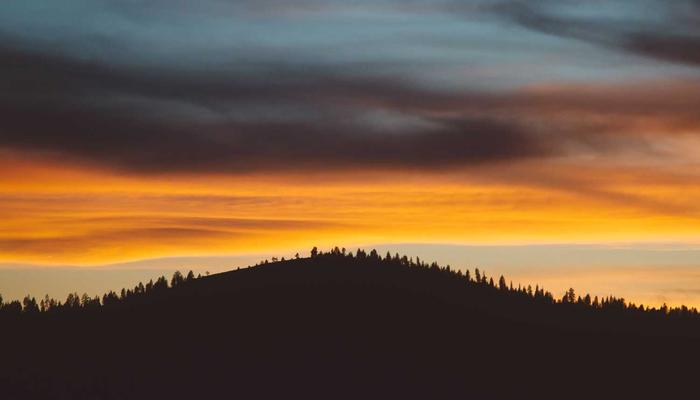 《人浮于爱》剧照:一对情侣在水中拥抱,表情复杂