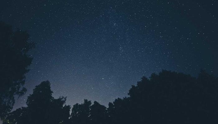 《人浮于爱》剧照:角色在挣扎中沉思